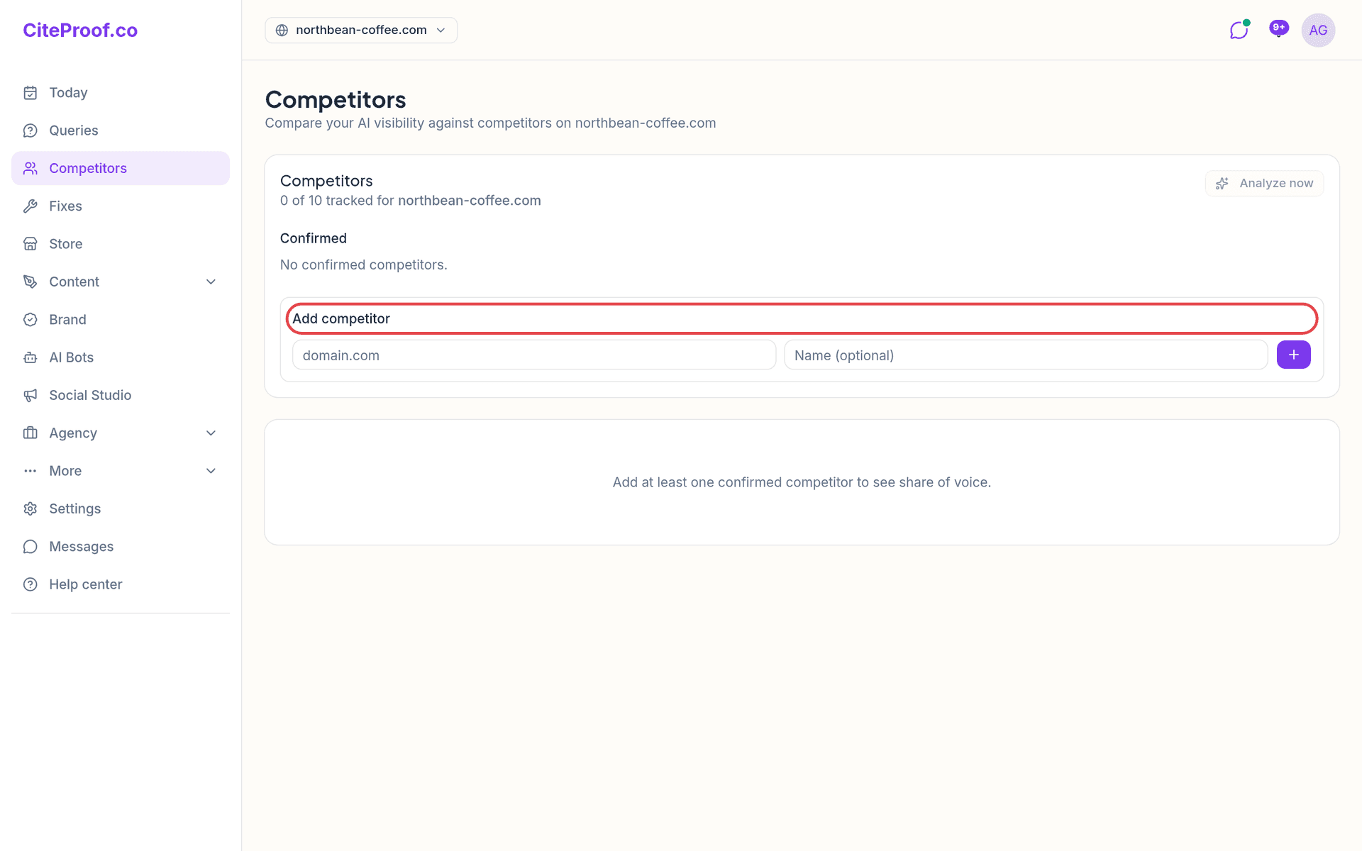 Die Wettbewerberseite von CiteProof für den Demo-Shop northbean-coffee.com: 0 von 10 Wettbewerbern verfolgt, ein Formular zum Hinzufügen eines Wettbewerbers mit Feldern für Domain und optionalen Namen, eine Schaltfläche zum sofortigen Analysieren und ein Hinweis, dass der Share of Voice erscheint, sobald ein Wettbewerber bestätigt ist